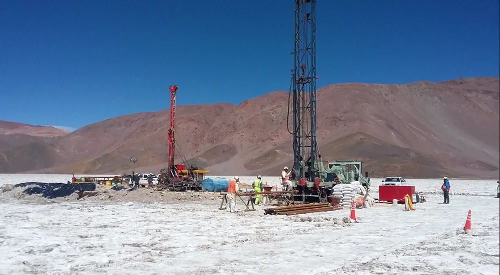 Perforación en salar con equipo y elementos de protección personal